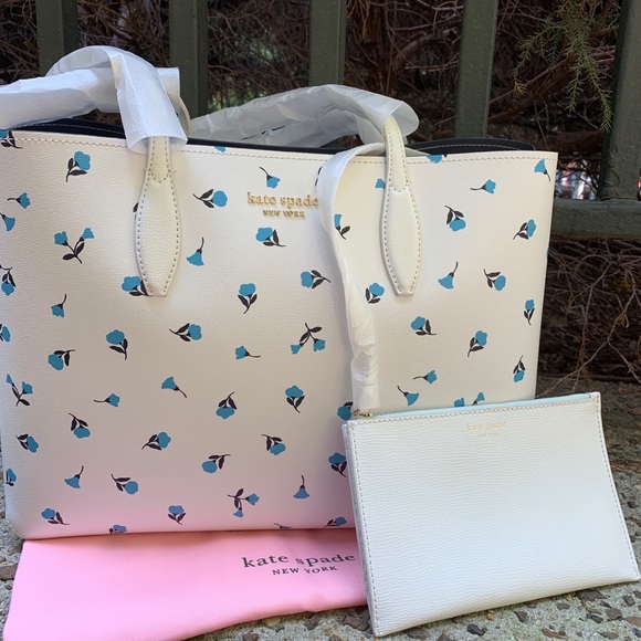 kate spade Handbags - Auth. Kate spade leather/Saffiano tote/wristlet